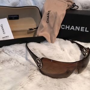 Vintage Chanel sunglasses 🕶
